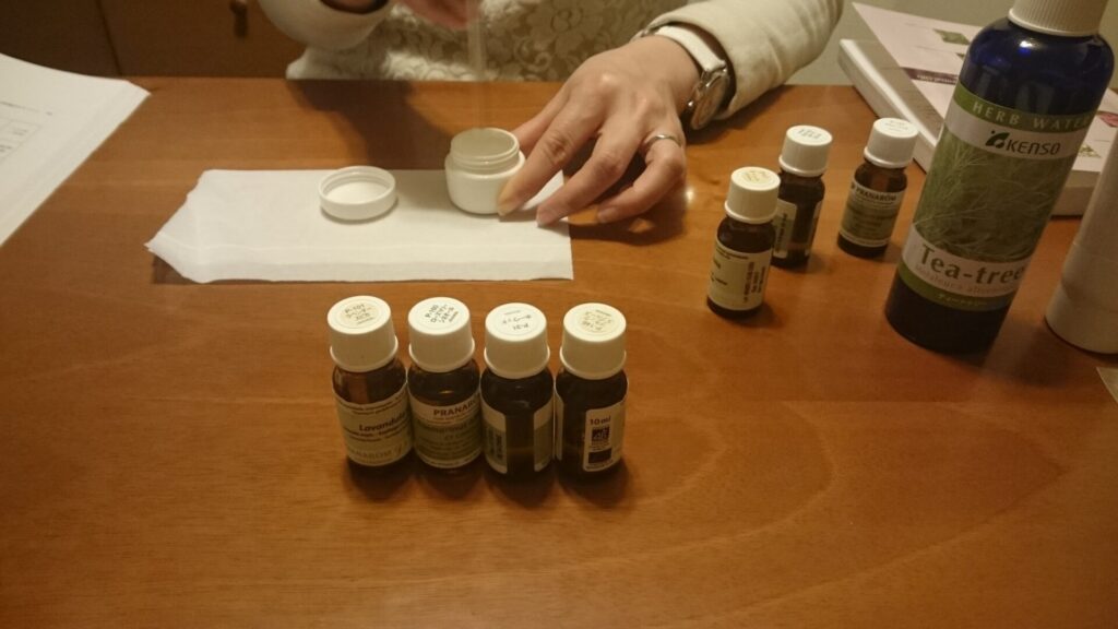風ら花のアロマレッスンで受講生が精油を使って実習している様子の写真