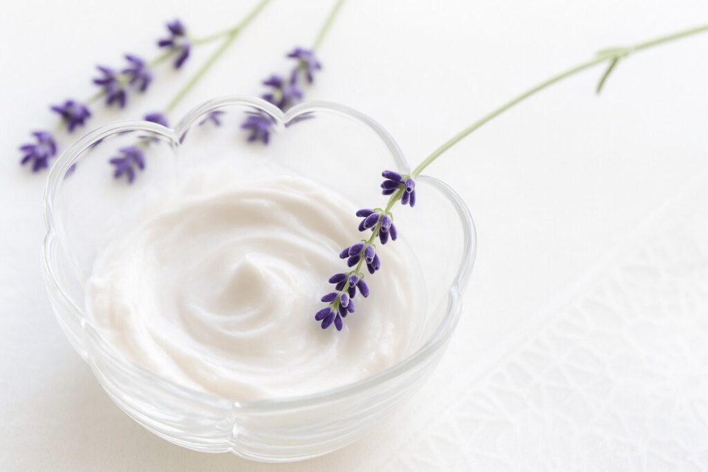 ラベンダーと手作りクリームが入ったハート型ガラス容器の写真