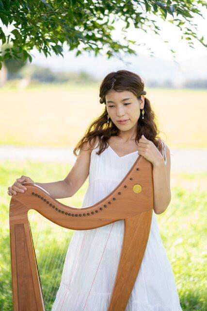 ハープを持っているなおちゃん