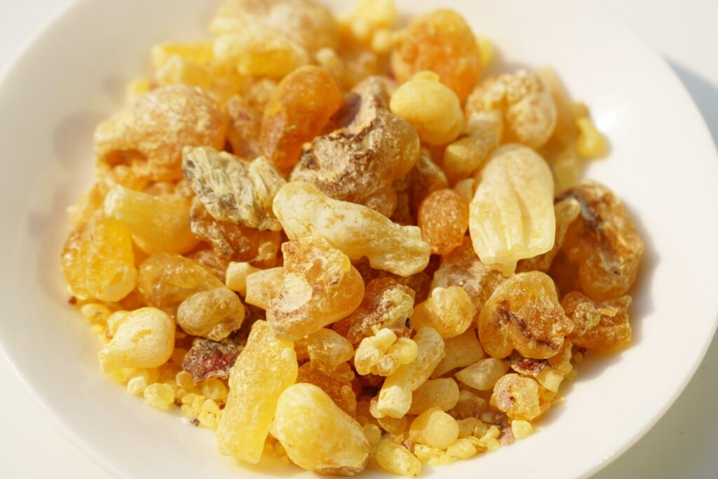 フランキンセンス(乳香)の樹脂が白い皿に盛られている写真|横浜市青葉区のアロマスクール風ら花