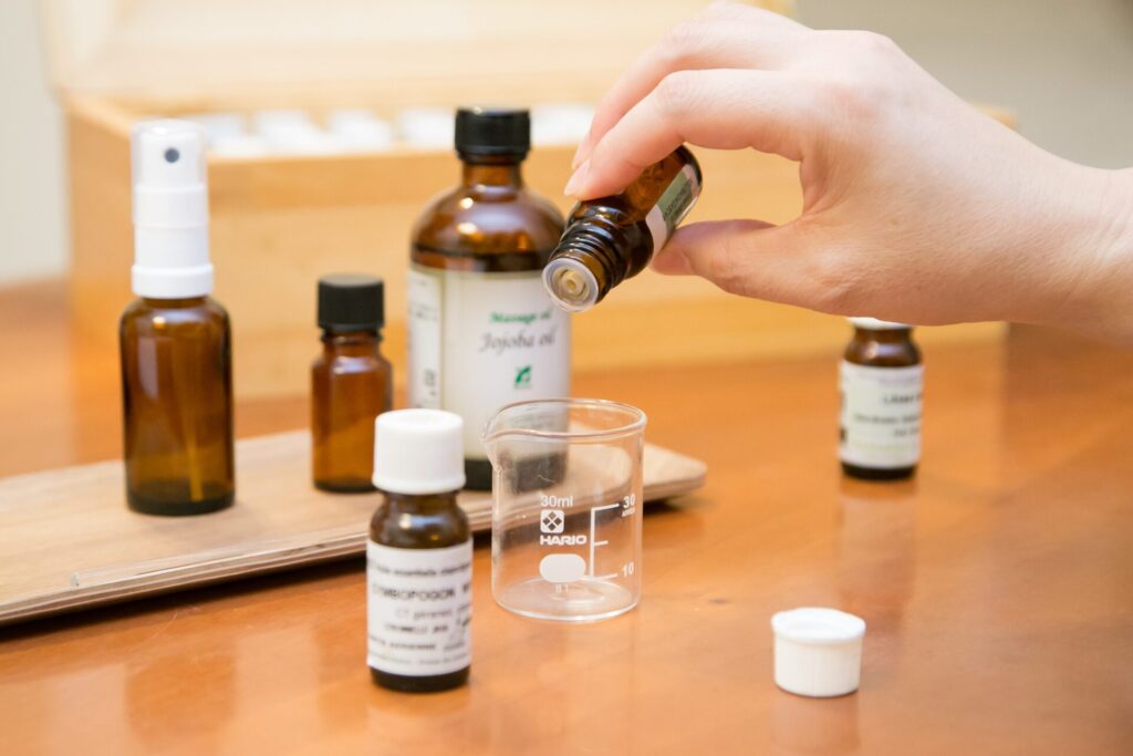 精油とビーカーを使ってアロマクラフトを作る手元の様子|横浜市青葉区あざみ野のメディカルアロマスクール風ら花