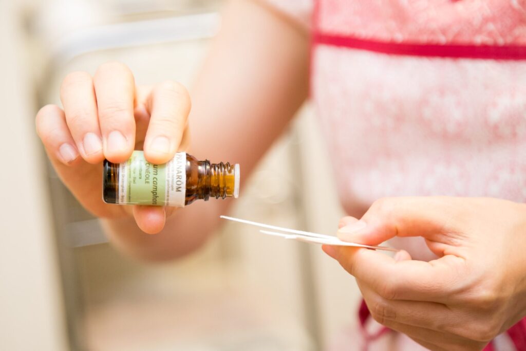 精油をムエットに滴下して香りを確認している様子