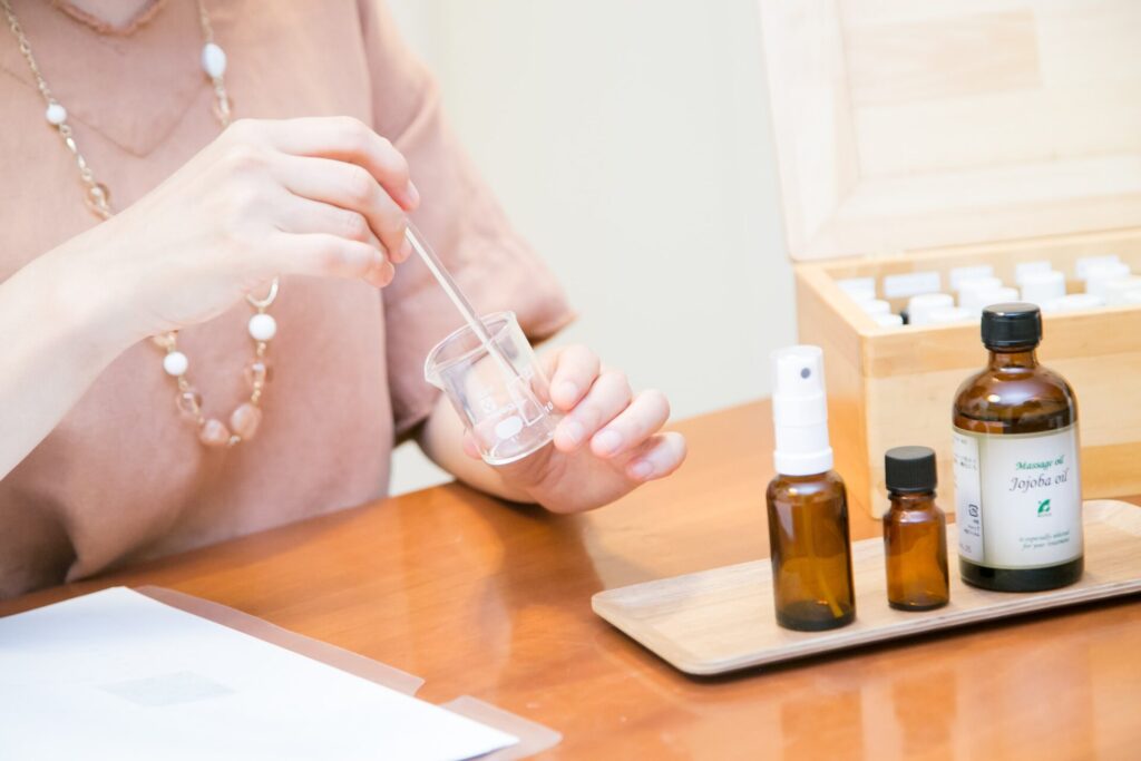 横浜あざみ野の風ら花講座でメディカルアロマを実習している様子