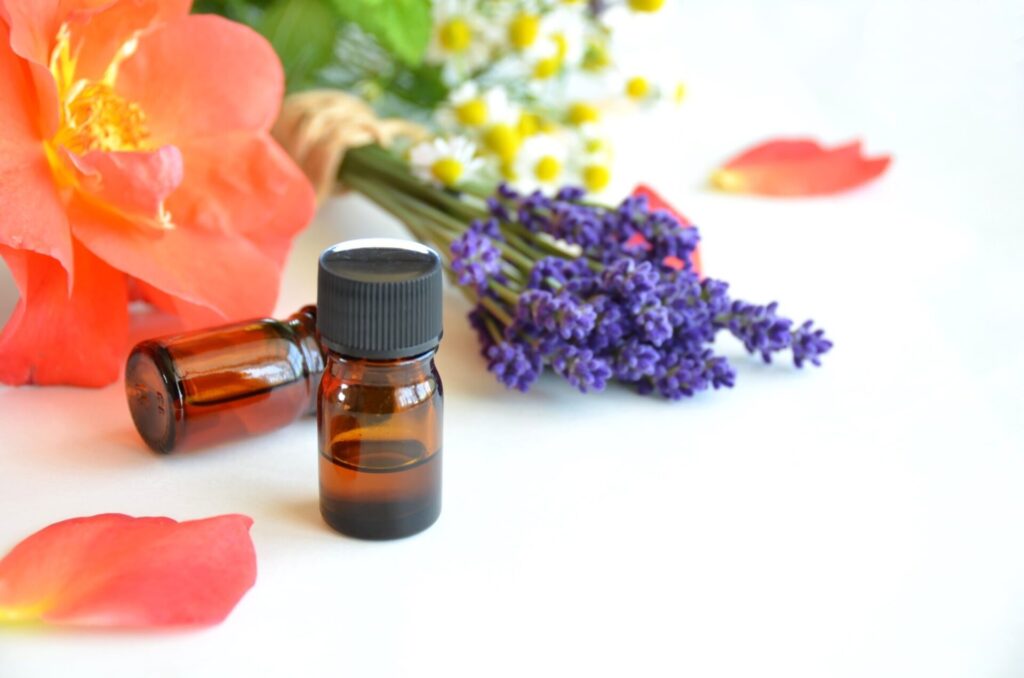 風ら花のメディカルアロマ講座をイメージした精油ボトルとハーブの写真