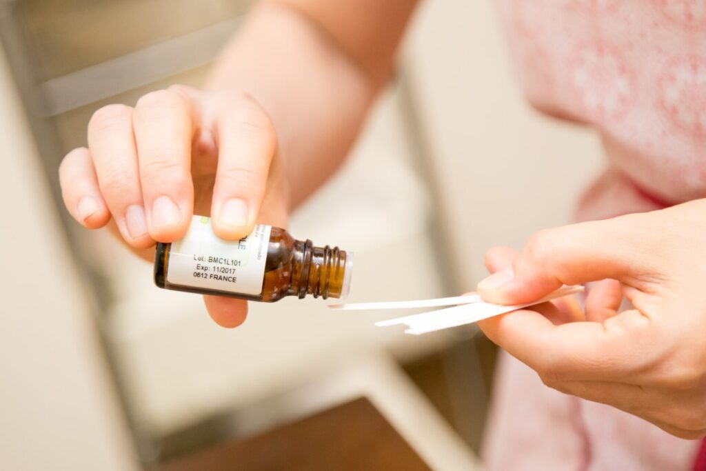 精油をムエットに垂らしている手元のアップ