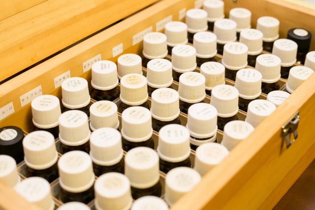 NARDアドバイザー講座で使用する精油が整然と並ぶ精油ボックス