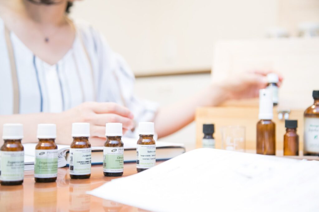 NARDアドバイザー講座で精油を並べて学ぶ実習中の手元の様子