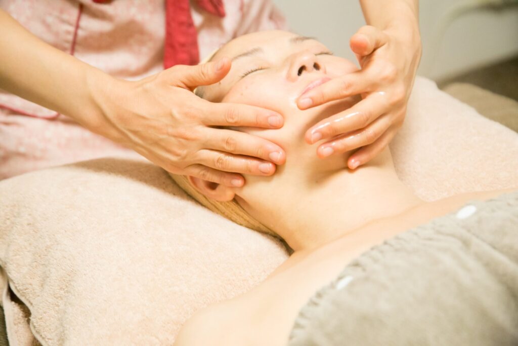 ハーブと精油を使ったフェイシャルトリートメントでお肌と心を整える風ら花の施術風景