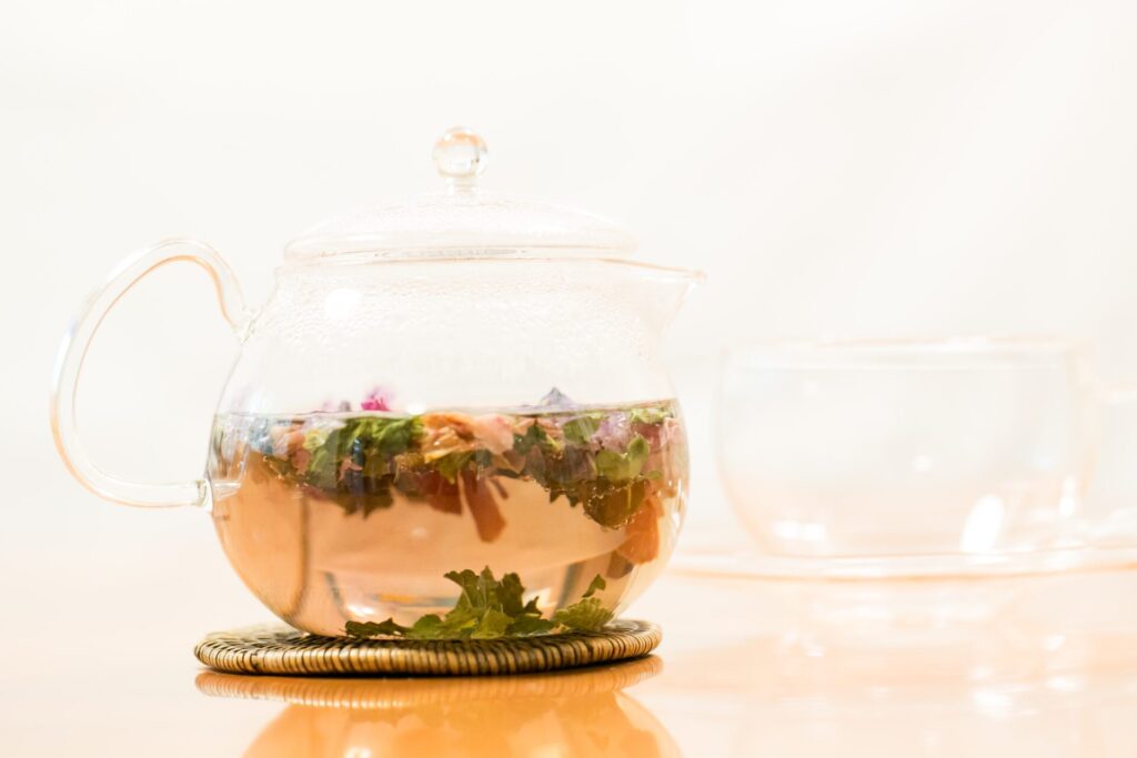 授業中にお出しする風ら花のオリジナルブレンドハーブティ。受講生がリラックスしながら精油の学べる様子をイメージした写真。