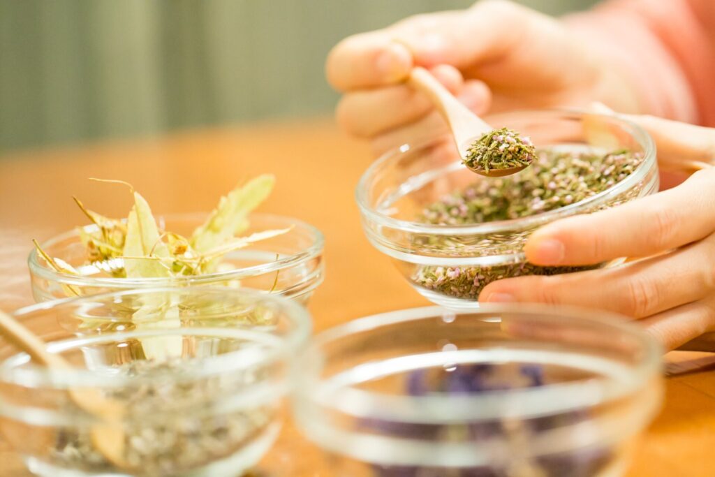 お客様に合わせてハーブを丁寧にブレンドする風ら花のトリートメント準備風景