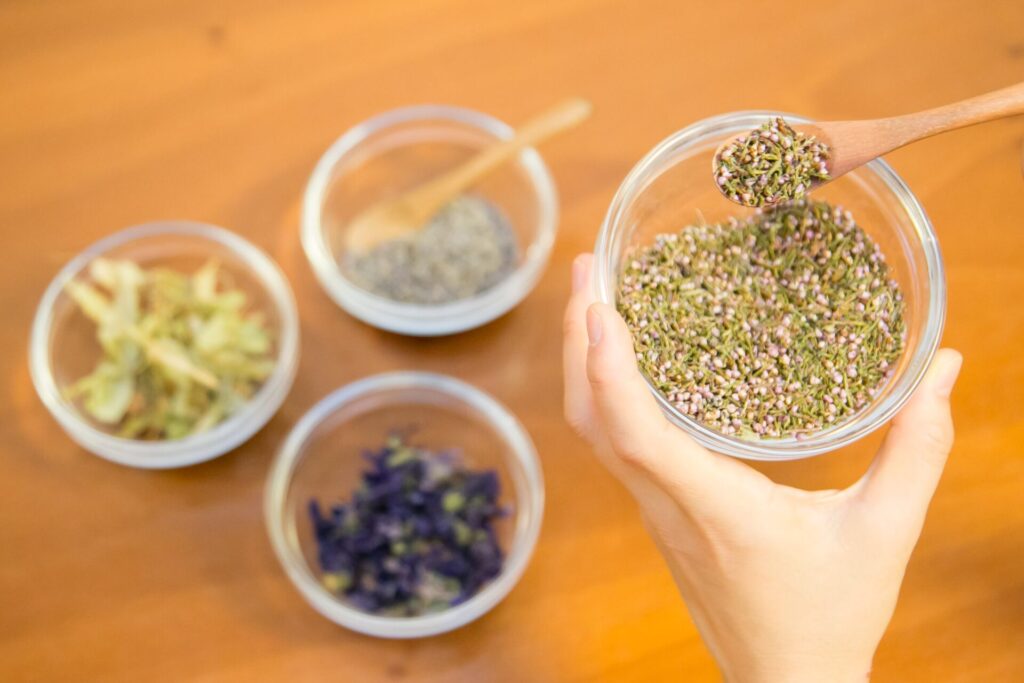 ハーブをスプーンで計量してブレンドしている写真