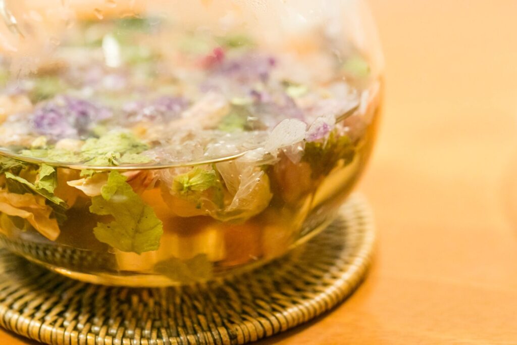 ガラスボウルでハーブを抽出している様子