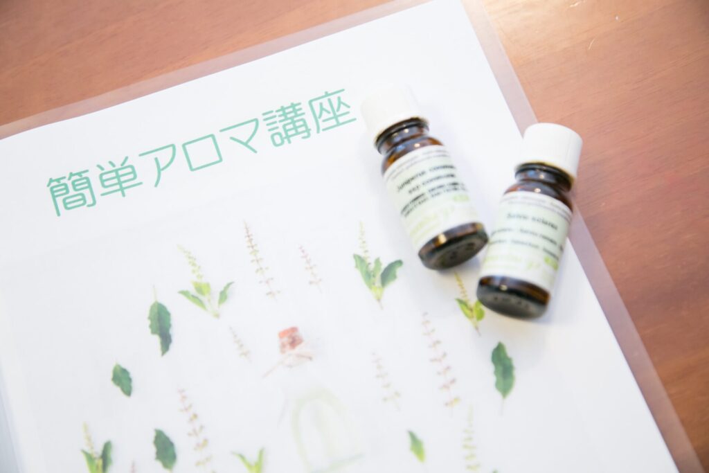 簡単メディカルアロマ講座のテキストと精油ボトルの写真