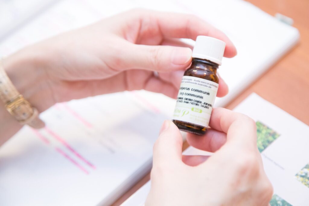 精油を手に取りながら学ぶNARDアドバイザー講座の授業風景