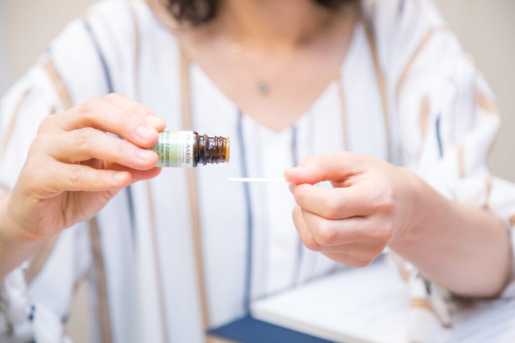 精油をムエットに滴下して実技指導している手元の様子