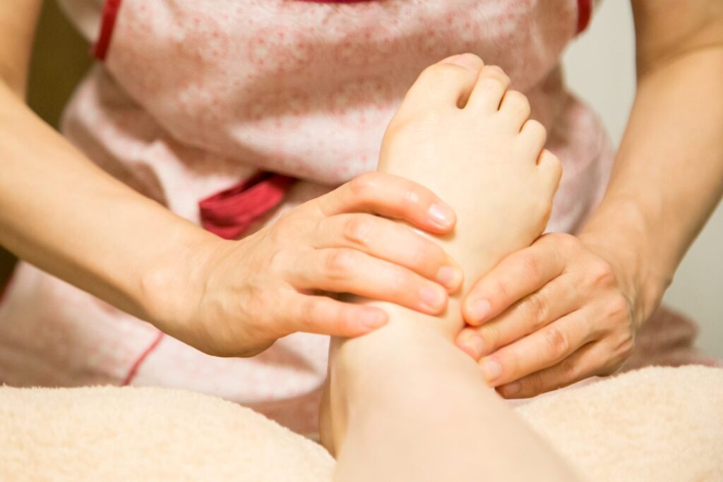 風ら花のリフレクソロジー講座で足を施術している手元の様子