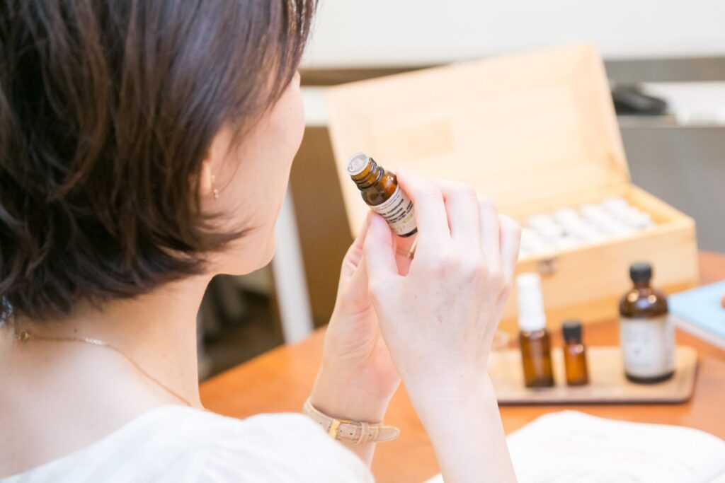 ナードアロマアドバイザー講座で受講生が精油を手に取りながら学んでいる様子。実践しながら理解を深めている風景。