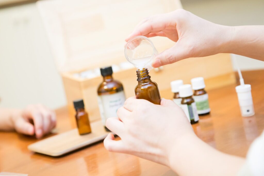 精油ブレンド実習でビーカーからボトルへ基材を注ぐ様子|メディカルアロマレッスン風ら花
