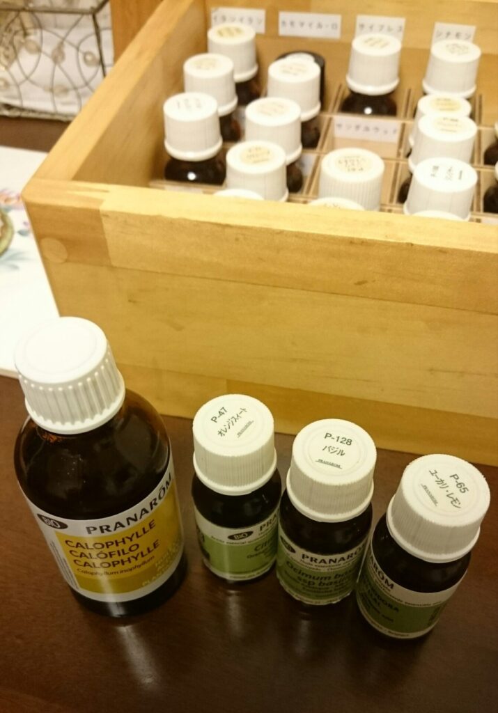 こむら返りケアに使うカロフィラム油とバジル、オレンジスイート、ユーカリレモンの精油セット