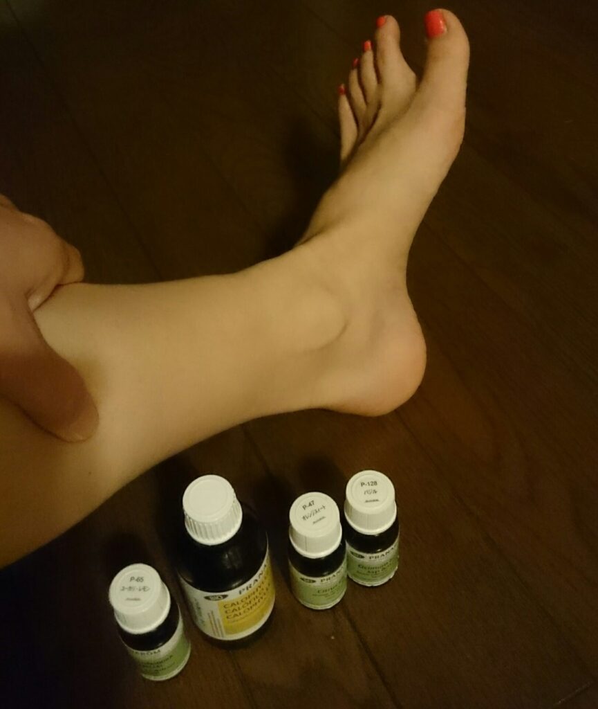 こむら返り対策として精油ブレンドを足に塗るイメージ写真
