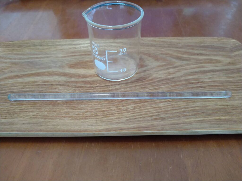 アロマクラフトに使用する30mlビーカーとガラス製攪拌棒を並べて撮影した写真。精油と基剤を混ぜる際の基本ツール。