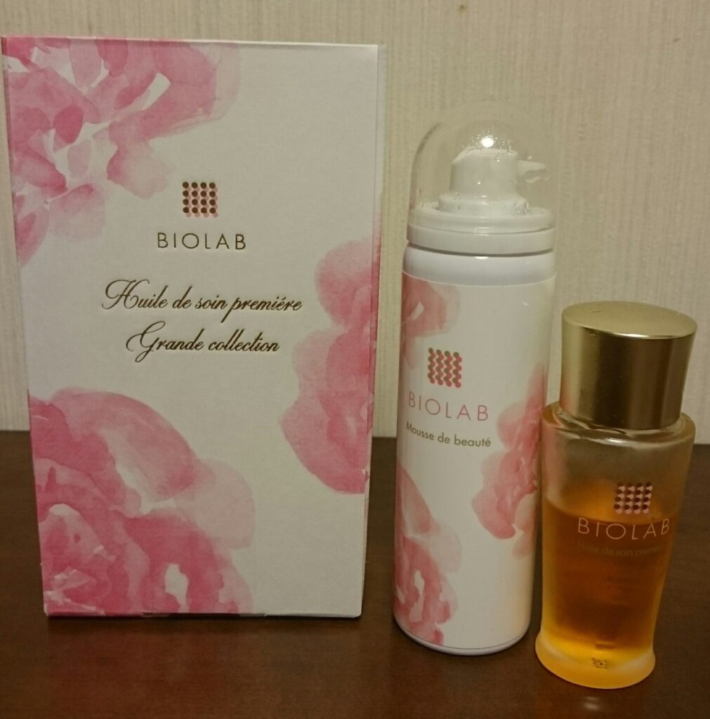 バイオラブ化粧品の秋限定グランコレクションセット。ムースドボーテとプルミエールオイルが箱とともに並べられている写真。