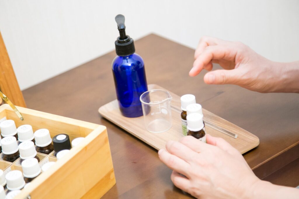 カウンセリングをもとに精油を選び、ブレンドオイルを調合している様子。体調や心に合わせた香りで心身を整える。