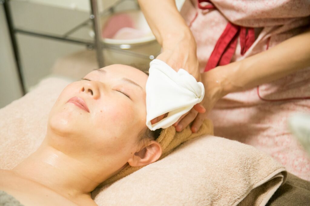 風ら花の組み合わせコースで行うアロマフェイシャルとボディトリートメントの施術風景(横浜市青葉区あざみ野)