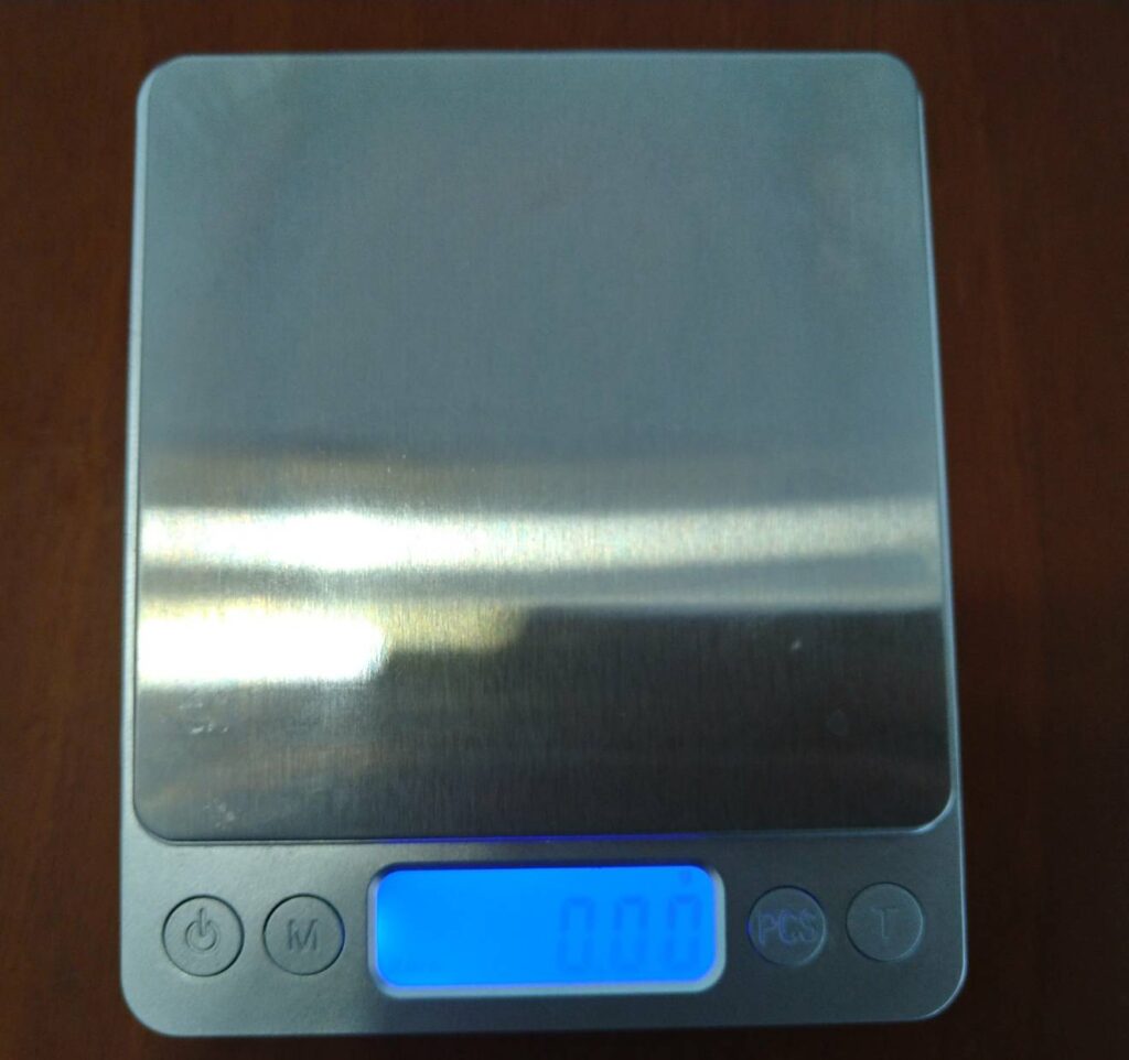 アロマクラフトでクリームやジェルをg単位で計量する際に使うデジタルスケールの写真。
