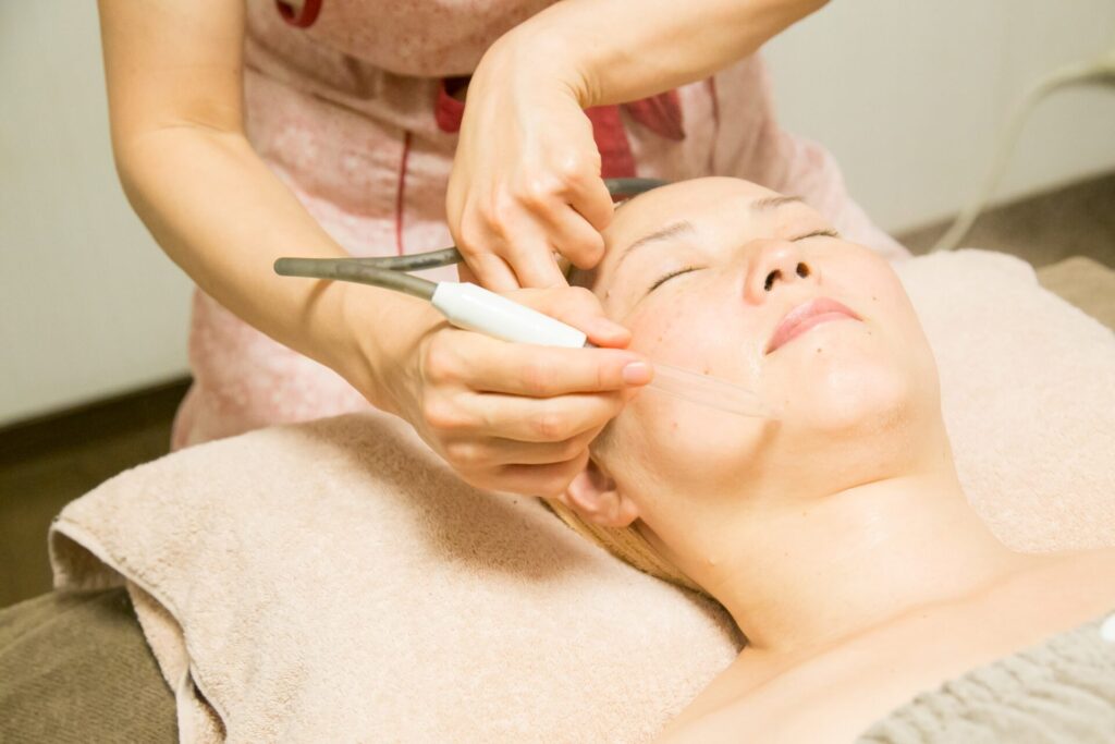 フェイシャルオプションの吸引機を使用し、毛穴の汚れケアしている様子。