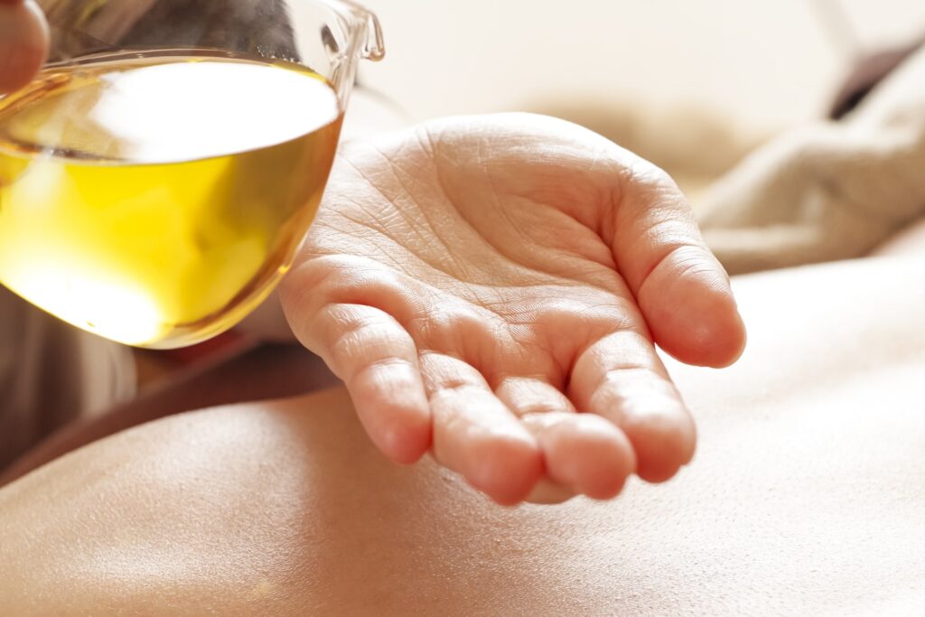 アロマオイルを手に取る様子