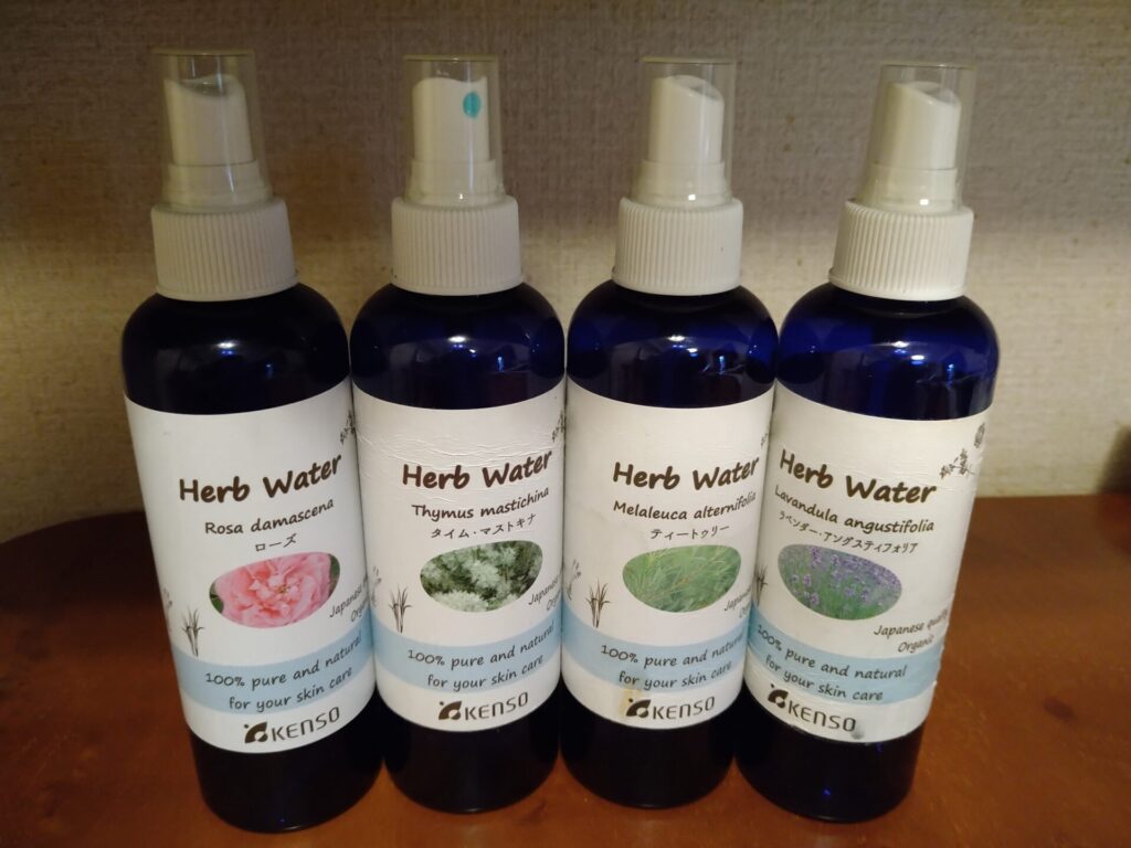 KENSOのハーブウォーター4種類(ローズ、タイムマストキナ、ティートゥリー、ラベンダーアングスティフォリア)が並んでいる写真