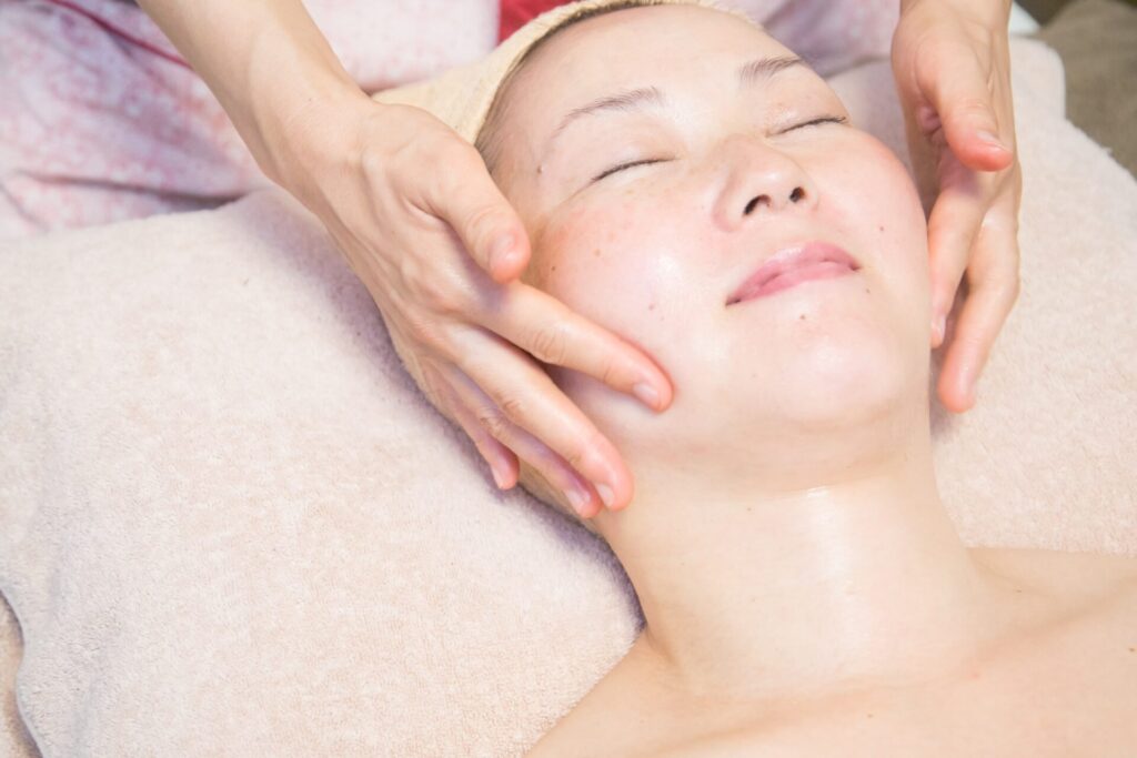 ハーブと精油の香りに包まれ、頬をやさしく包み込むハーブフェイシャル。心身を整え、自然な美しさを引き出す。