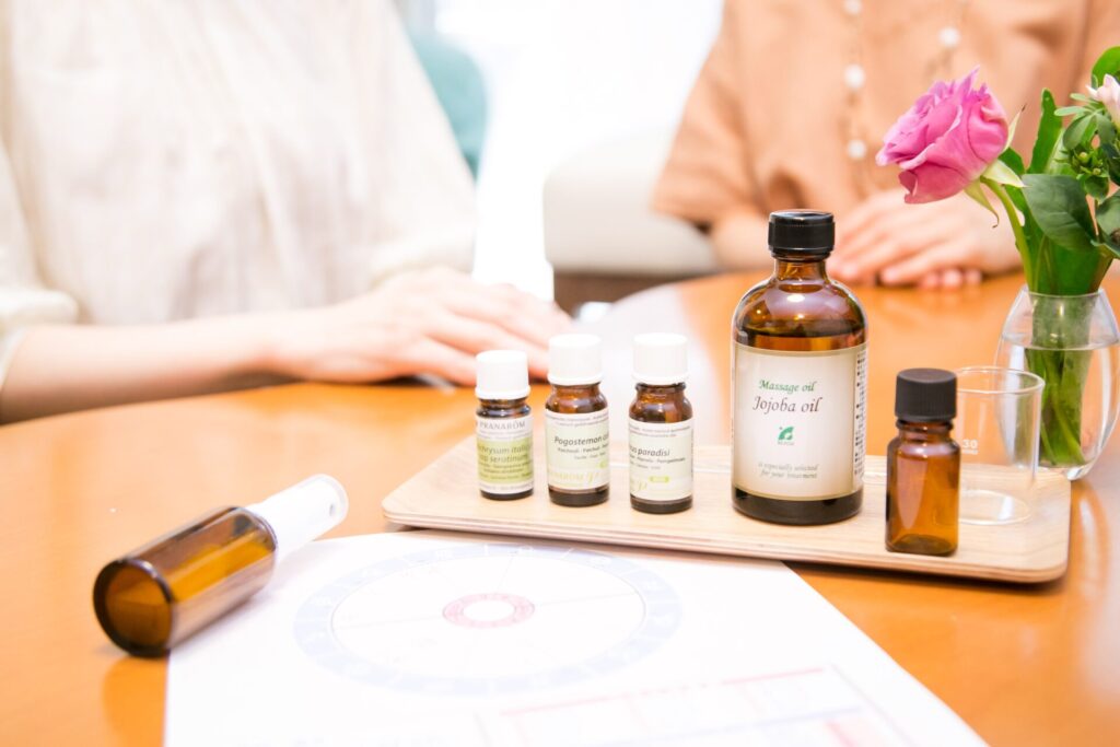 ホロスコープと精油ボトルが並ぶ星読みアロマセッションの様子