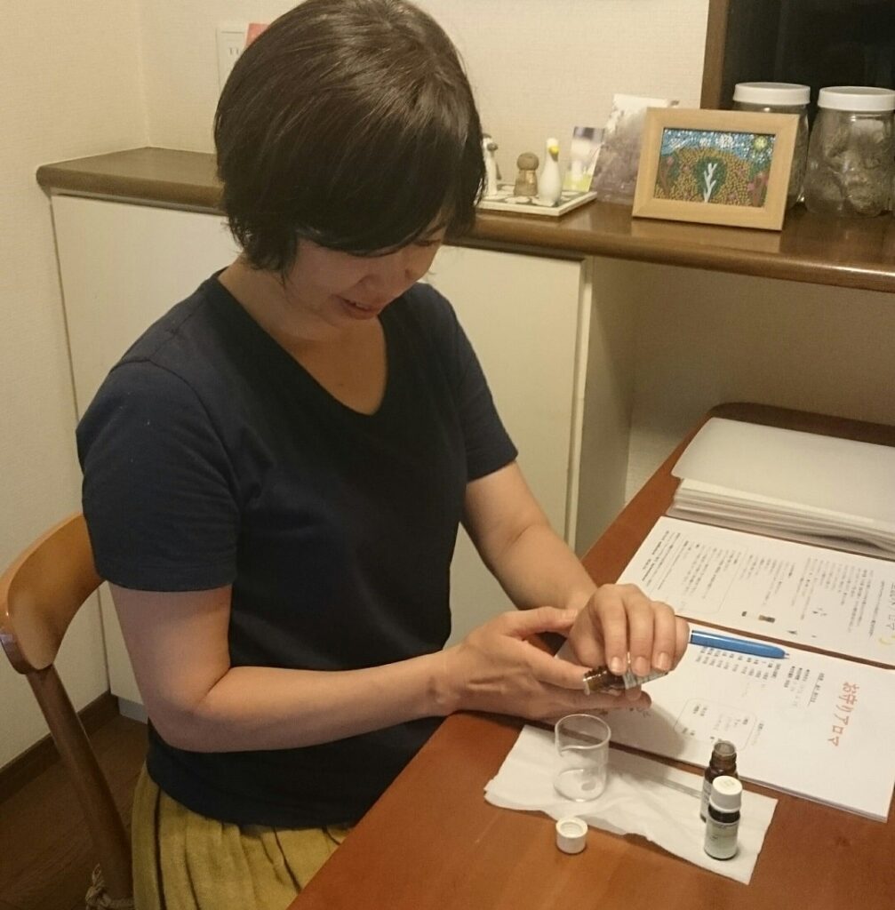 お守りアロマの香りを味わうお客様(星読みセッション)