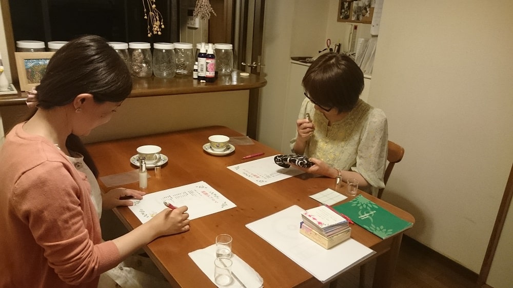 お守りアロマの香りを味わうお客様(星読みセッション)