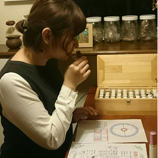 お守りアロマの香りを味わうお客様(星読みセッション)