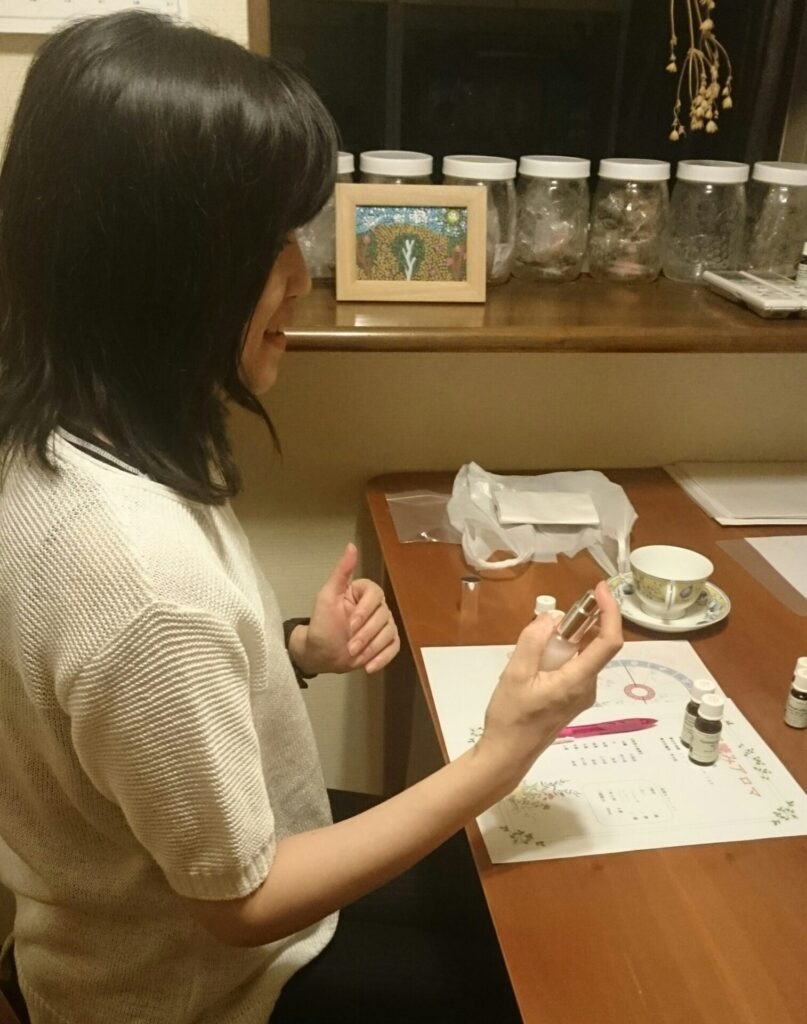 お守りアロマの香りを味わうお客様(星読みセッション)