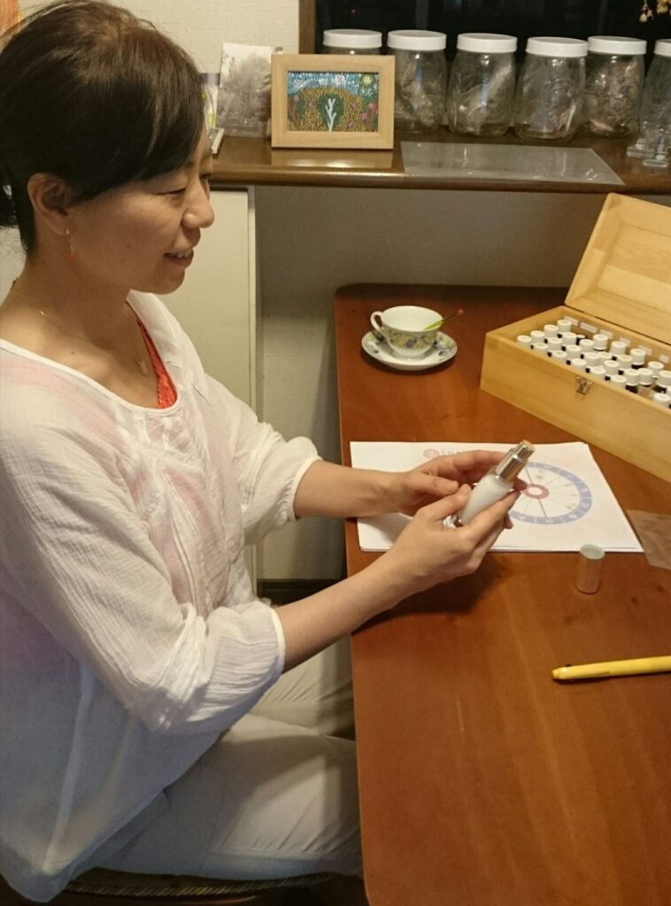お守りアロマの香りを味わうお客様(星読みセッション)