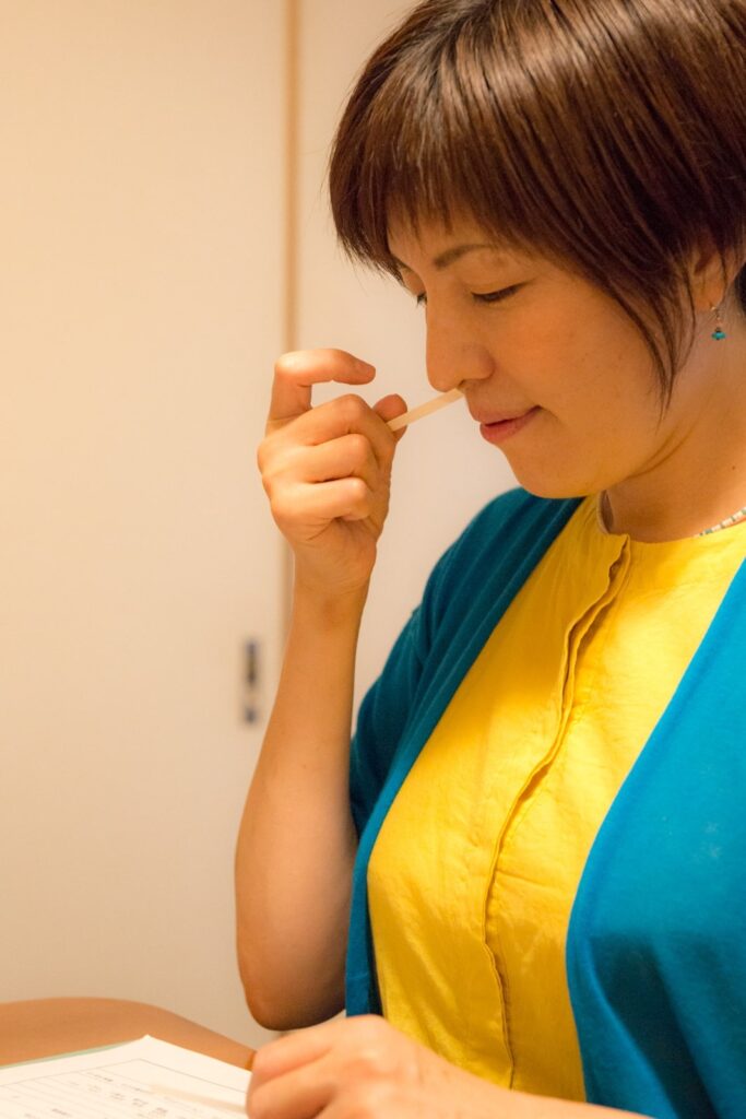 お守りアロマの香りを味わうお客様(星読みセッション)