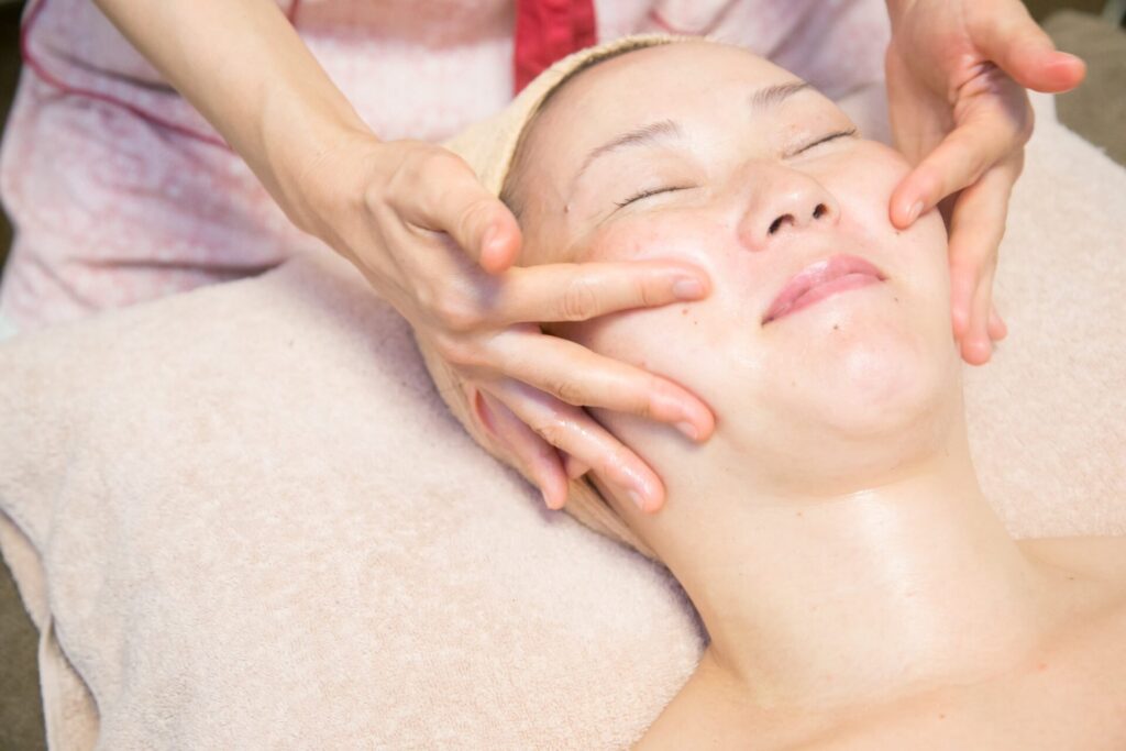 風ら花の女神コースで行うアロマフェイシャルトリートメントの施術風景(横浜市青葉区あざみ野)