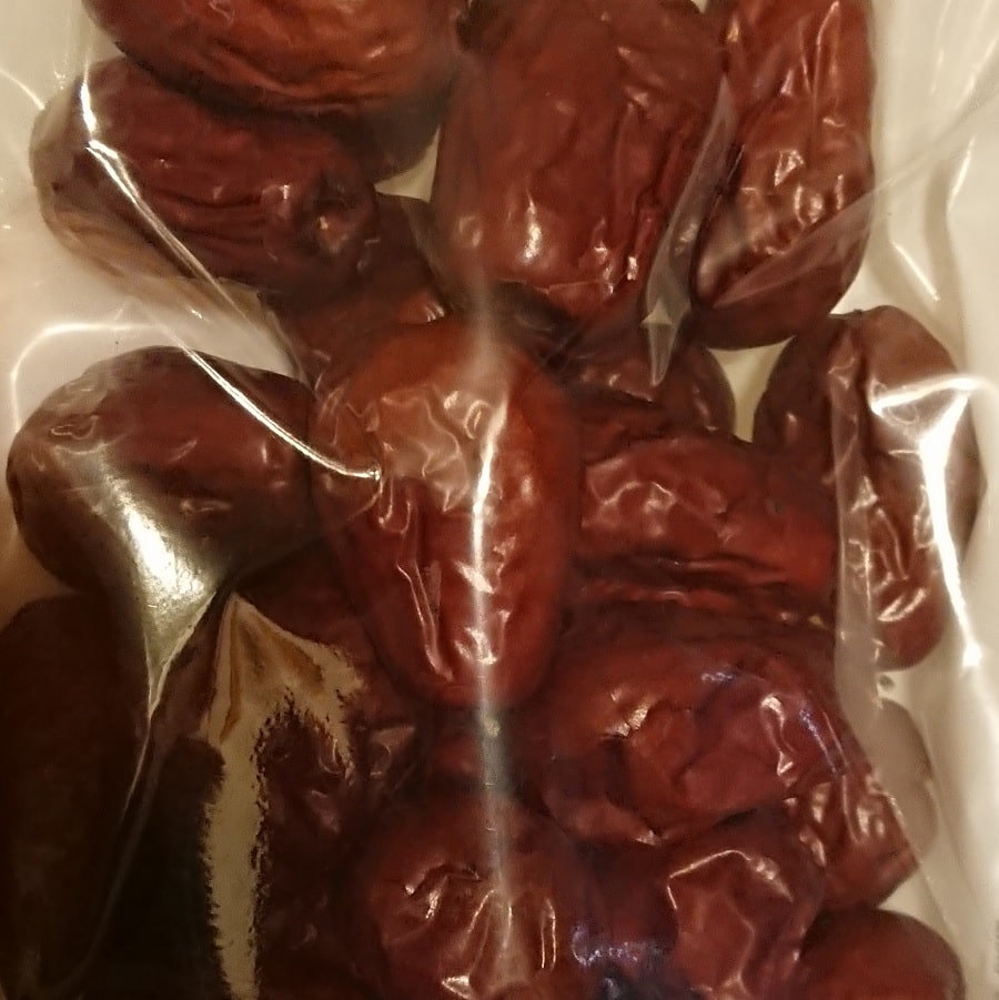 袋入りの乾燥なつめがたくさん入っている写真