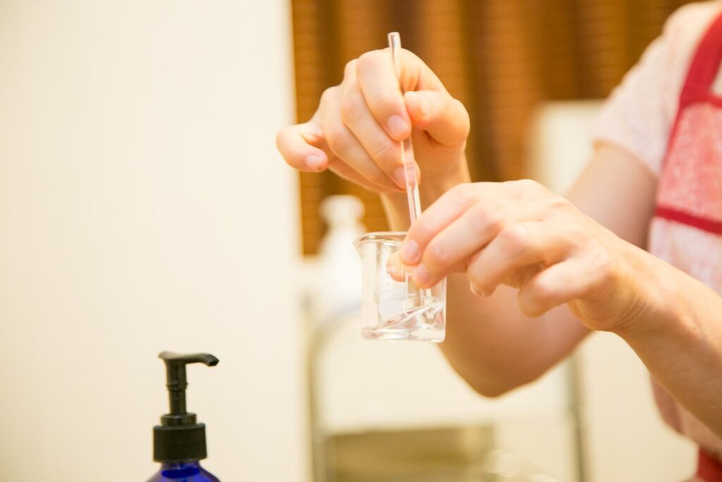 星読みアロマセッションで精油をブレンドしている様子