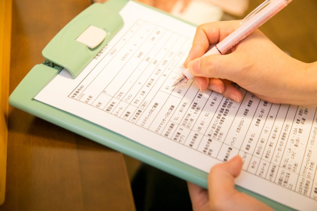 施術前のカウンセリングでカルテを記入する様子|横浜市青葉区あざみ野の風ら花