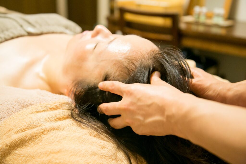 アロマ調律整顔で頭蓋骨を整える施術風景|横浜市青葉区あざみ野の風ら花