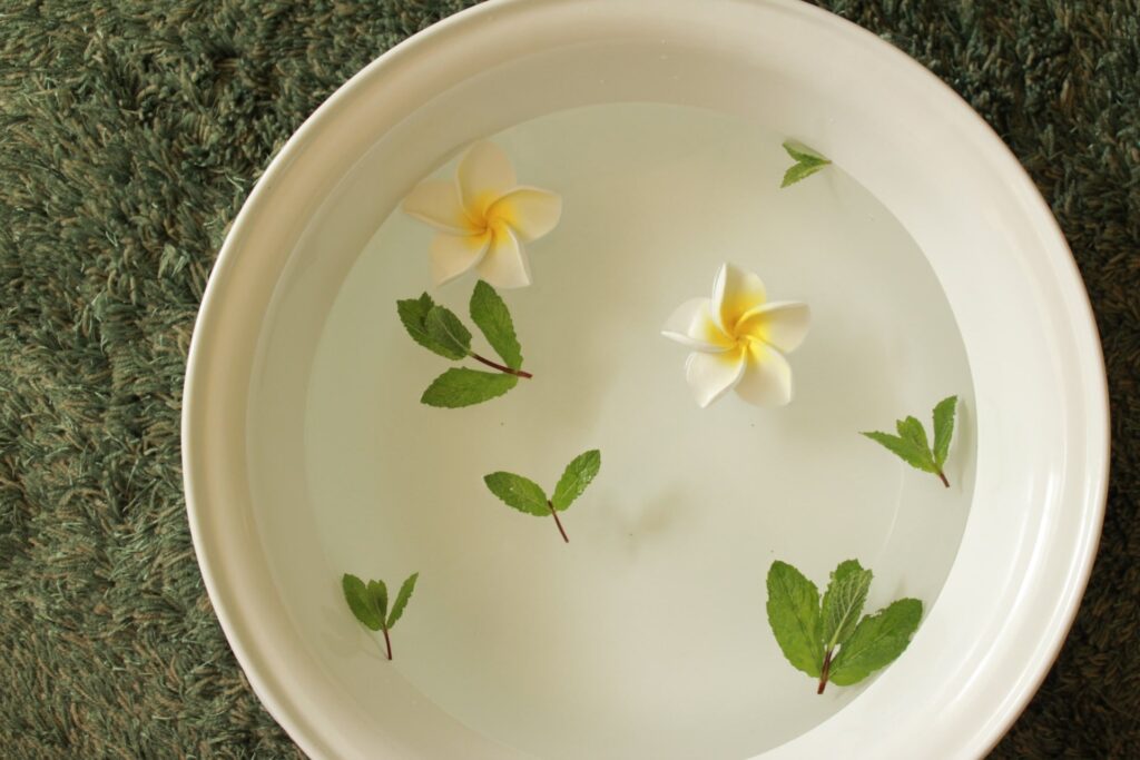 風ら花の至福コースをイメージしたアロマボウルと花の演出(横浜市青葉区あざみ野)