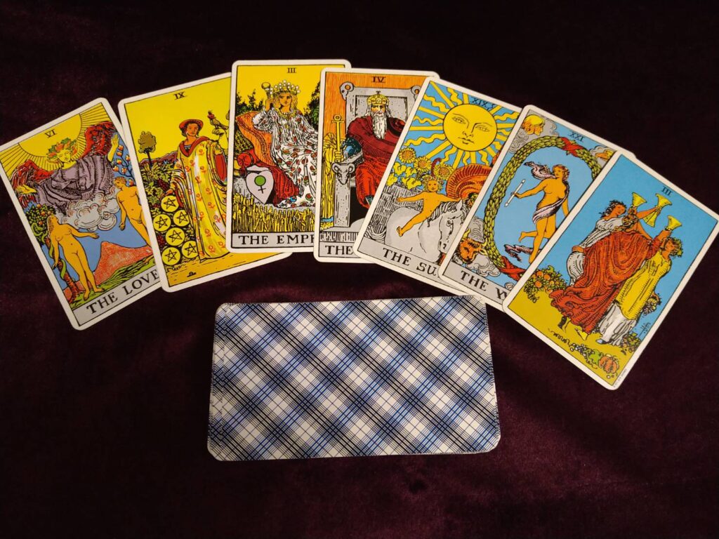 テーブルに並べられたタロットカードと深い紫のクロスの上のリーディング風景