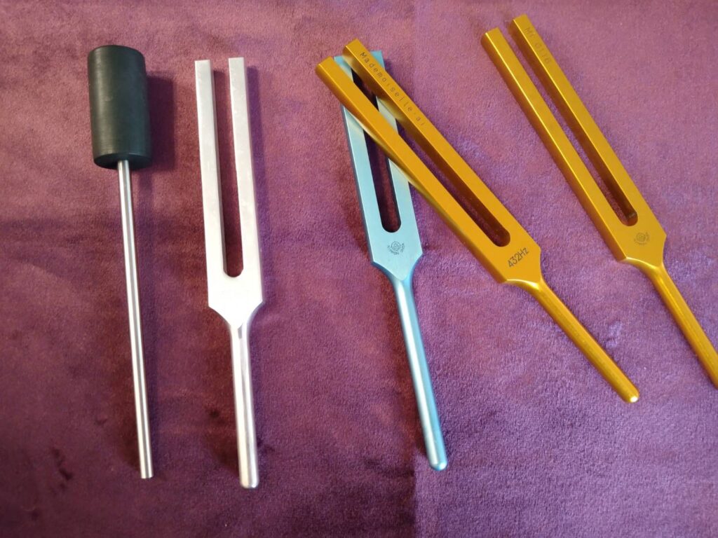 音叉ヒーリングに使用するチューニングフォークのセット