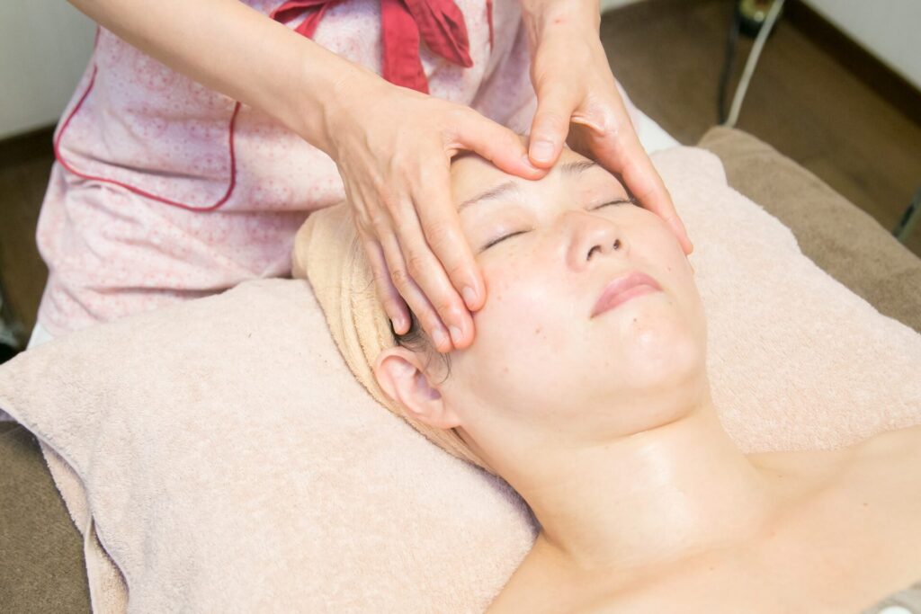 楊貴妃の若返りコースでフェイシャルマッサージを受ける女性。整顔とハーブフェイシャルを組み合わせた贅沢なアロマトリートメント。