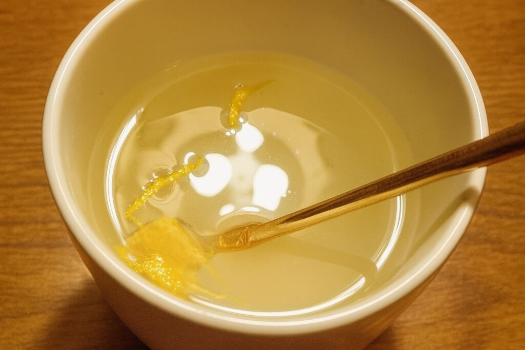 湯気の立つカップにゆずの皮を浮かべたゆずティーの写真